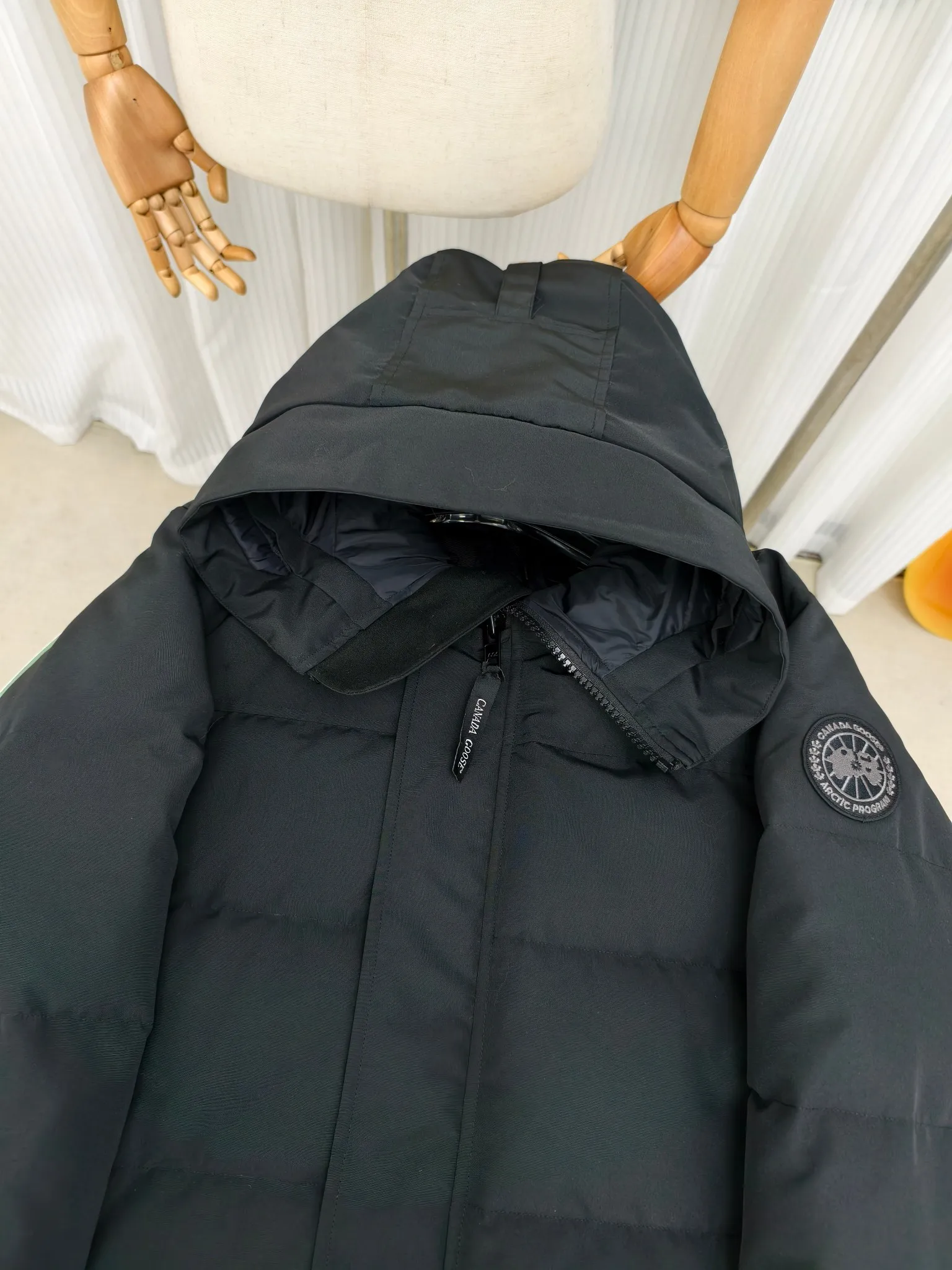 P700————2080M/New 17 models (higher version) Canada goose MacMillan parka. The MacMillan Parka features an innovative design with a streamlined hood detail, added shoulder straps and two additional interior pockets. This hip-length parka offers warmth and style with its quilted design and curved hem. Filled with extremely fluffy white duck down. The MacMillan Parka provides essential protection in all weathers. The adjustable down-connected hood improves warmth and protects against harsh weather. Rib knit cuffs tucked into the interior. The hood is equipped with a detachable zipper guard, and the hood trim can be replaced to create a personalized style and provide more protection (this jacket can be matched with wolf fur collar accessories, choose by yourself) ❤️The only version in the market Color: black red label black black label gray red label gray black label off-white red label navy red label Size: XS-2XL